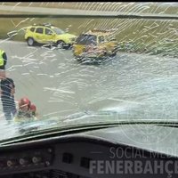 ФОТО: Самолет "Фенербахче" экстренно приземлился после столкновения с птицами