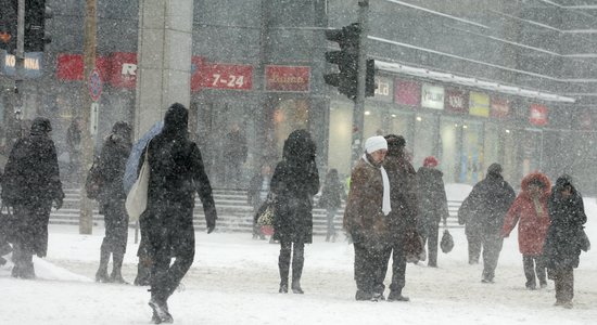 Ceturtdienas rītā Rīgā sasnigusi pēdējo divu gadu biezākā sniega kārta