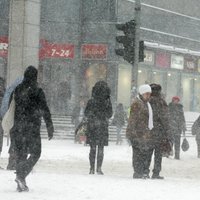 Brīdina par stipru snigšanu naktī Latgalē un Vidzemē