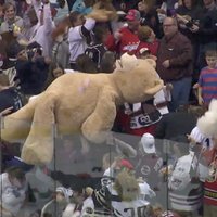 Video: AHL hokejisti atkal ierokas plīša rotaļlietu kalnos