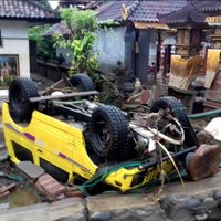 На Индонезию обрушилось "вулканическое" цунами, не менее 222 погибших