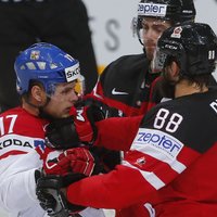 Kanādas hokejisti apbēdina PČ mājinieci Čehiju un iekļūst finālā