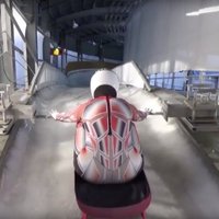 Video: Jaunā Phjončhanas olimpiskā trase kamaniņu braucēju izpildījumā