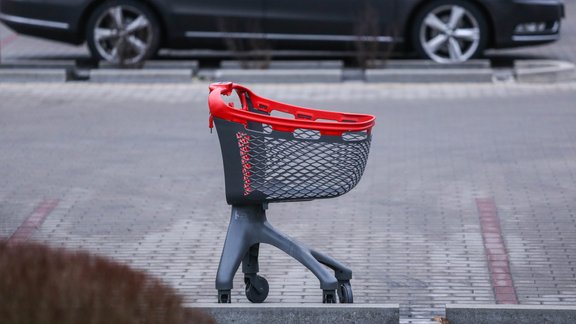 Automašīnu stāvlaukums pie tirdzniecības centra 'Spice' - 2