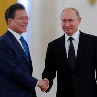 Putins uz ekonomikas samitu aicina abu Koreju līderus