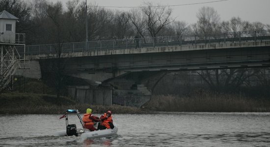 Kundziņsalas pārvada celšana sašķeļ Rīgas brīvostas valdi, vēsta raidījums