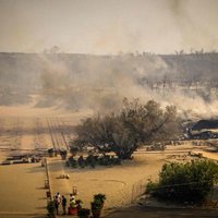 На греческом Родосе из-за лесных пожаров эвакуируют 19 тысяч человек