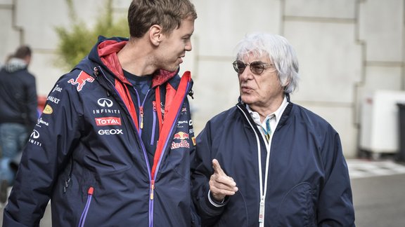 Bernie Ecclestone un Sebastian Vettel