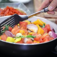 Foto: Šefpavārs Havjērs Garsija māca gatavot spāņu ēdienus