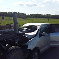 Aknīstes pagastā automašīna ietriecas traktora piekabē