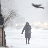 Oranžais un dzeltenais brīdinājums – pirmdien Latvijā gaidāma stipra snigšana