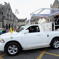 Foto: Pāvestu papamobīlī vadā pa pedofilijas skandālos daudz cietušo Īriju