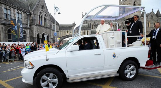 Foto: Pāvestu papamobīlī vadā pa pedofilijas skandālos daudz cietušo Īriju
