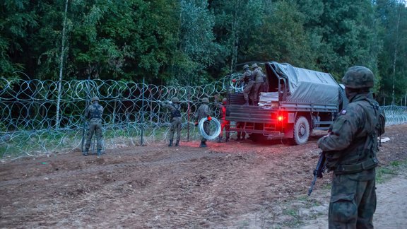 Polija uz robežas ar Baltkrieviju būvē dzeloņstiepļu žogu - 3