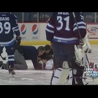 Video: Pirms AHL spēles uz ledus saļimst hokejists