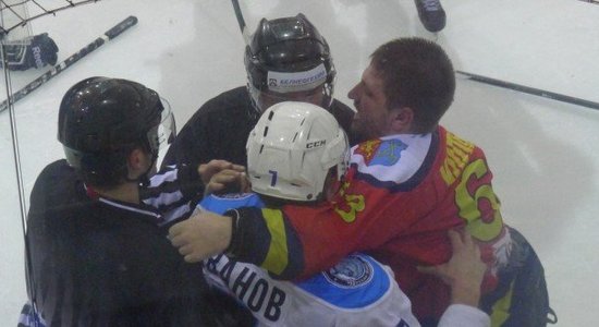 Команда экс-тренера сборной Латвии провела самый "грязный" матч в истории белорусского хоккея