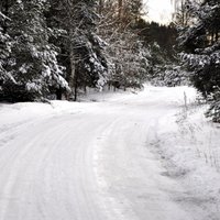 Sniegs un apledojums apgrūtina braukšanu lielākajā daļā valsts teritorijas