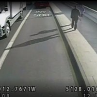 Video: Skrējējs Londonā braucoša autobusa priekšā uz ielas uzgrūž sievieti