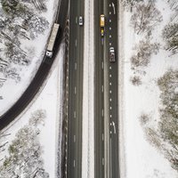 Foto: Daudzviet sniegoti autoceļi, aicina plānot papildu laiku ceļam