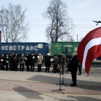 Fotoreportāža: Rīgā piemin deportācijas upurus