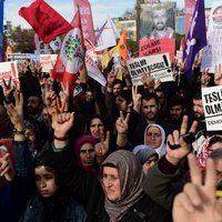 Turcijā notiek protesti pret kurdu partijas politiķu aizturēšanu