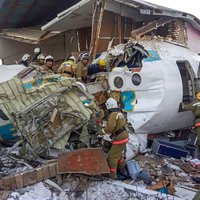 Kazahstānā pasažieru lidmašīnas katastrofā vismaz 12 bojāgājušie
