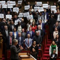 Во Франции внесены резолюции о недоверии правительству