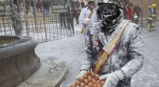 Foto: Dīvaina tradīcija Spānijā – olu kaujas militāristu tērpos