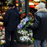 ВИДЕО: 8 марта в Риге — мужчины штурмуют цветочные киоски