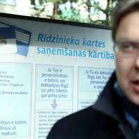 Rīgas dome spītē Saeimai un akceptē lētāku braukšanu pilsētniekiem 'vecumā līdz 75 gadiem'