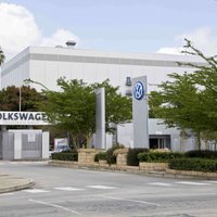 'Volkswagen' sāk samazināt izmaksas; nākotne neskaidra 600 000 darbinieku