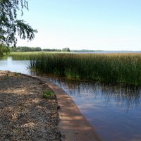 Pie Latvijas lielākā ezera brīvi piekļūt var vien dažās vietās, atklāj raidījums