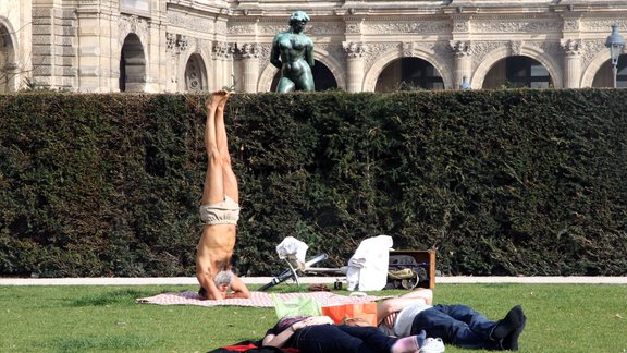 joga frīks parkā Luvra