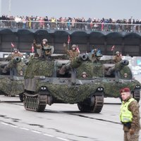 Foto: Braši karavīri, lidaparāti, tūkstošiem skatītāju – svētku parāde krastmalā 