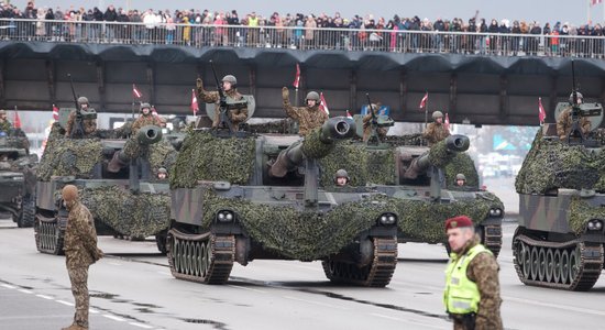 ФОТО: Солдаты, самолеты, тысячи зрителей - праздничный парад на набережной 