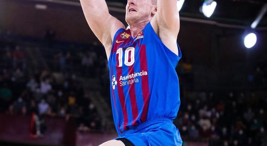 Šmitam 'slam dunk' un trīspunktnieks, 'Barcelona' sagrauj 'Panathinaikos'