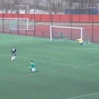 Video: Divi futbolisti nespēj trāpīt tukšos vārtos