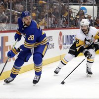 Girgensonam NHL rezultatīva piespēle 'Sabres' zaudējumā Bļugera 'Penguins'