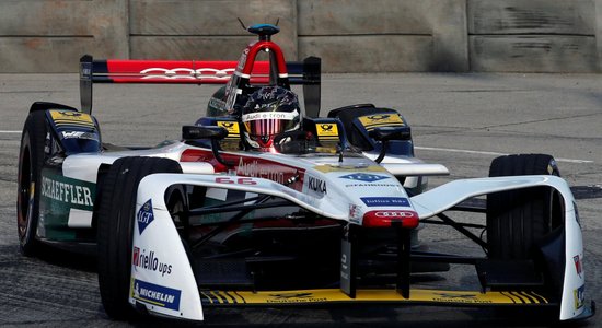 Danielam Abtam atņem uzvaru pirmajā 'Formula E' posmā