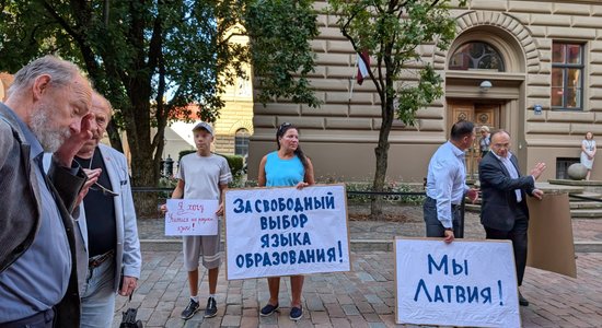 Фото: Бывший депутат от "Согласия" и дети. У Сейма пикетируют против обучения только на латышском 