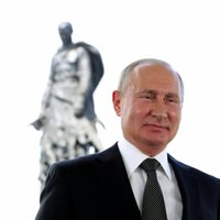 'Vovandemorts un atprātotājs': internetā izsmej Putina uzrunu uz pieminekļa fona