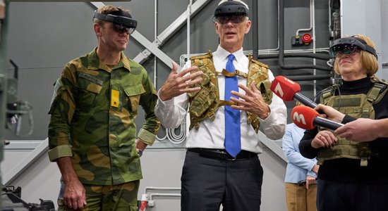 Foto: Kariņš un Pabriks Ādažos testē 5G militārās tehnoloģijas