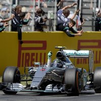 Rosbergs izcīna uzvaru F-1 sezonas noslēdzošā posma kvalifikācijas sacensībās
