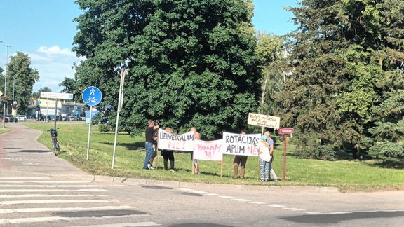 Protests pret tirdzniecības centra būvniecību Lielupes krastā