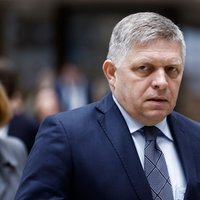 Sašautais Slovākijas premjerministrs joprojām smagā stāvoklī, taču spēj runāt