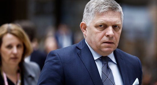 Sašautais Slovākijas premjerministrs joprojām smagā stāvoklī, taču spēj runāt