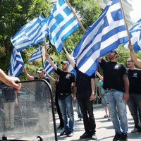 Atēnu policija izjauc labējo radikāļu pārtikas izdali 'tikai grieķiem'