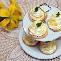 Mini tartes ar citronu krēmu un olbaltumu cepurīti