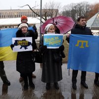 ФОТО: Акция протеста конгресса украинцев возле посольства России в Риге