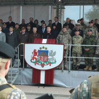 Vējonis uzrunā militārajā parādē Jēkabpilī akcentē varonības un brīvības nozīmi